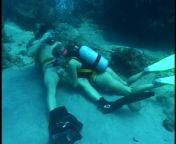 Девушка делает минет в акваланге под водой